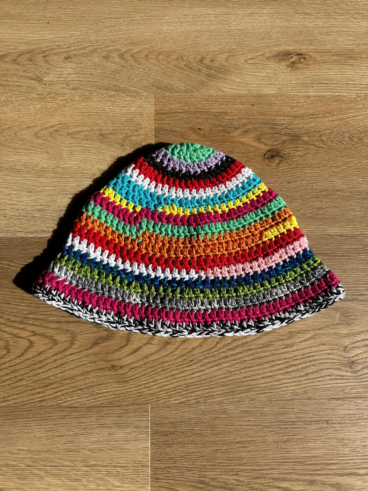 Cappello Fuso fatto all'uncinetto in cotone colorato a righe