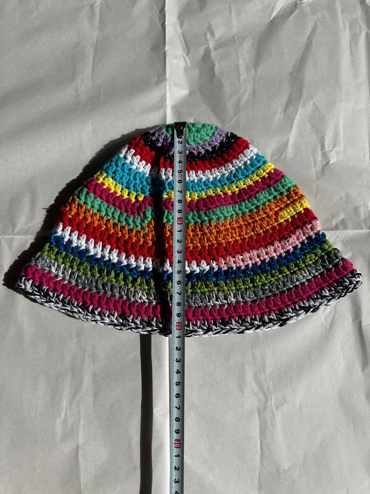 Cappello Fuso fatto all'uncinetto in cotone colorato a righe