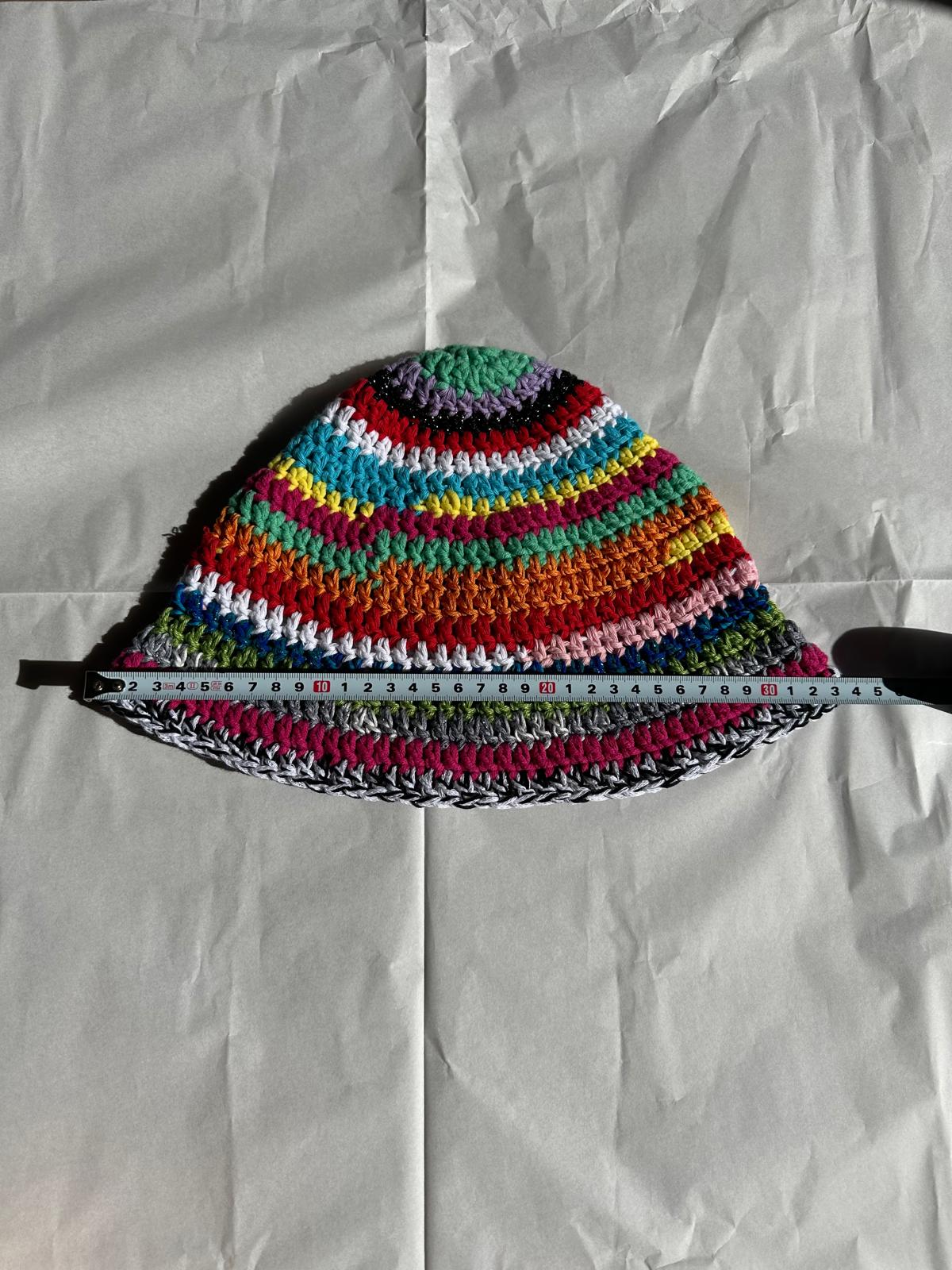 Cappello Fuso fatto all'uncinetto in cotone colorato a righe